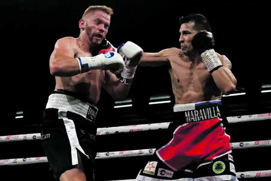 DOMINADOR. El puño derecho de Maravilla Martínez se estrella en el rostro de su rival. El argentino lució lento en los desplazamiento, pero su técnica está intacta.