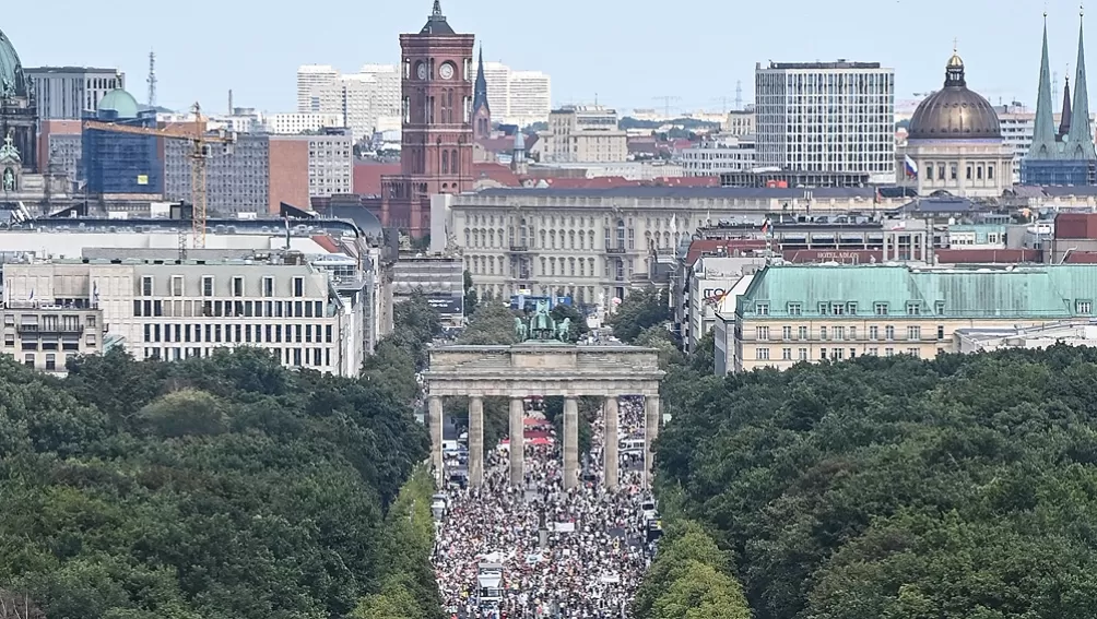 ANTECEDENTE RECIENTE. Más de 15.000 manifestantes anticuarentena, antivacuna y ultraderechistas marcharon por Berlín hace cuatro semanas. Foto de Télam