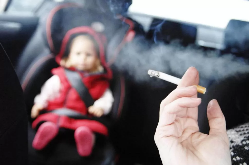 PELIGRO. No sólo fumar delante del niño es exponerlo a riesgos, también les hace daño el humo residual. 