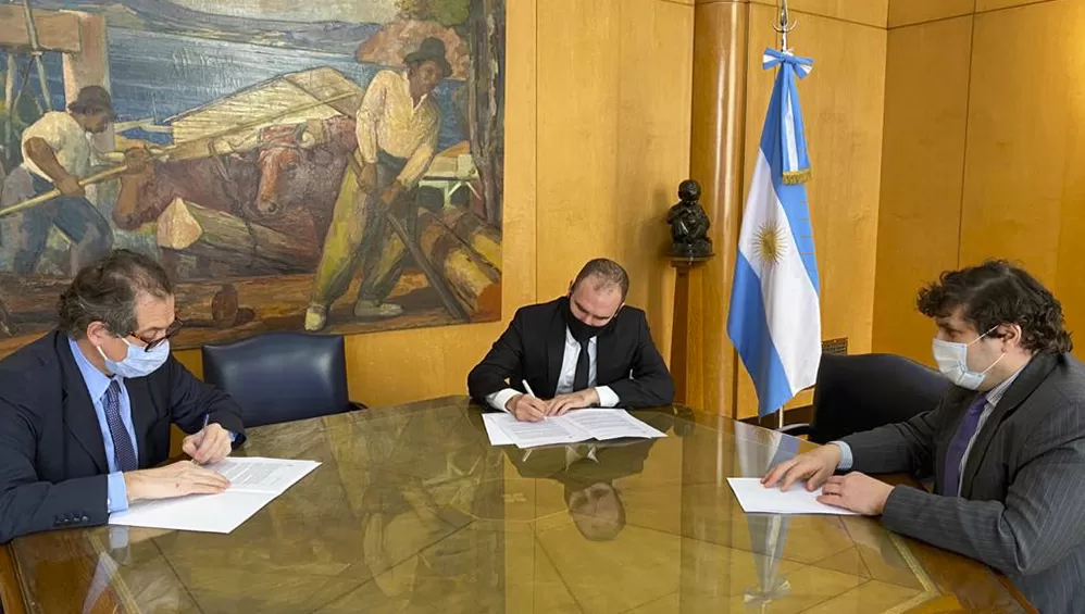 PEDIDO FORMAL: El ministro de Economía de la Nación, Martín Guzmán, rubricó la solicitud para comenzar las negociaciones con el Fondo Monetario Internacional.