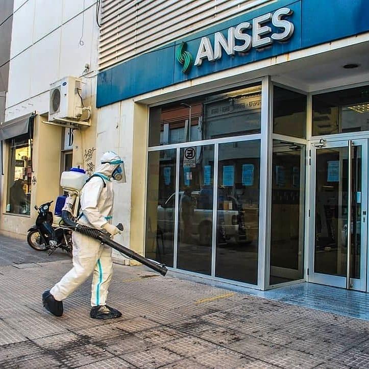 SANITIZACIÓN. Un agente efectúa tareas en la sede de Anses. Foto: Prensa Anses Tucumán