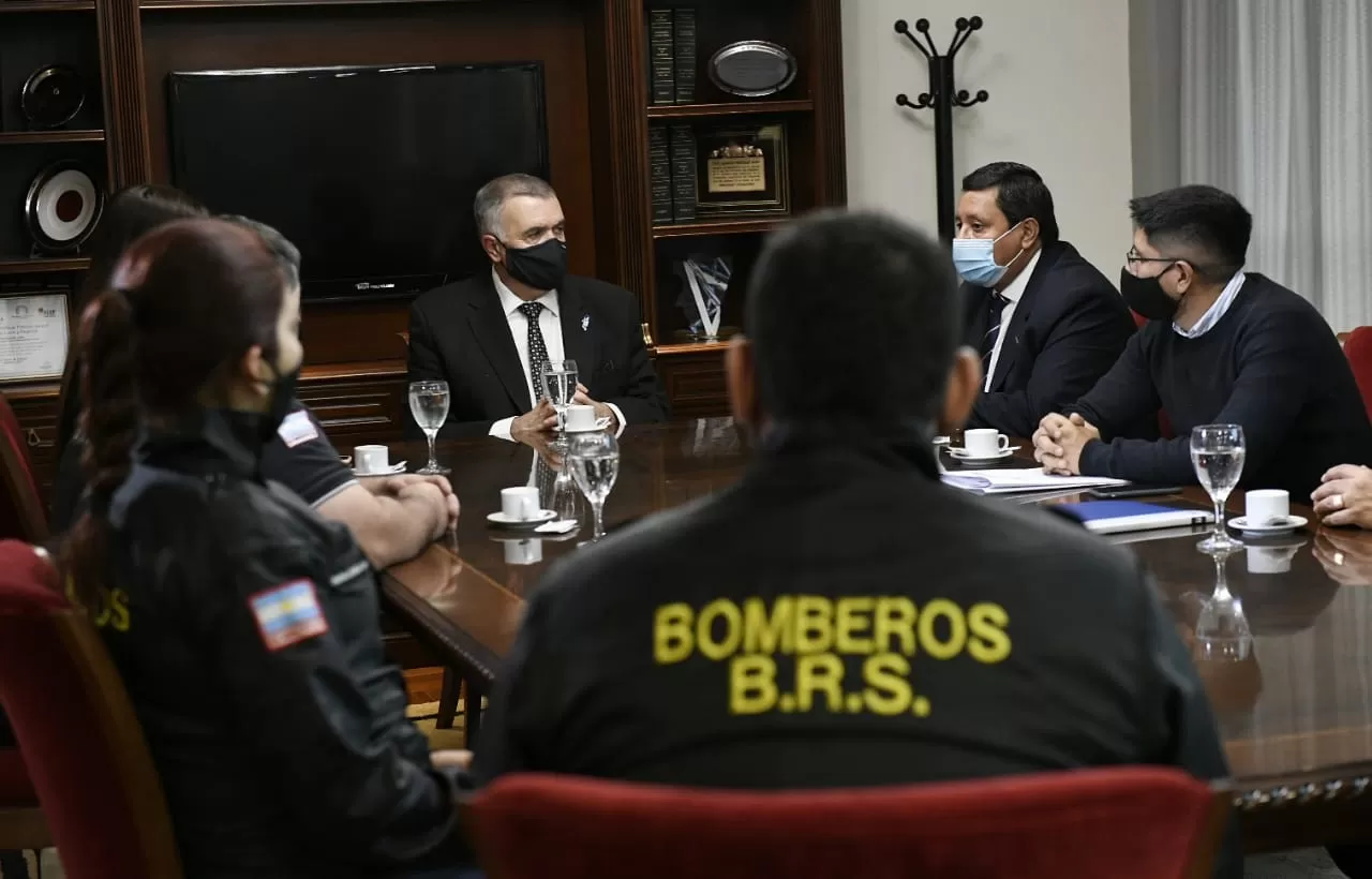 EN REUNIÓN. Jaldo, con Darío Monteros y bomberos de Banda del Río Salí. Foto: Prensa HLT