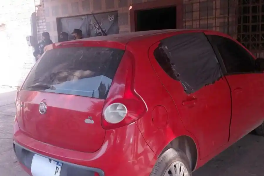 EL AUTO ROJO. Con un plástico cubrieron la ventanilla destrozada.