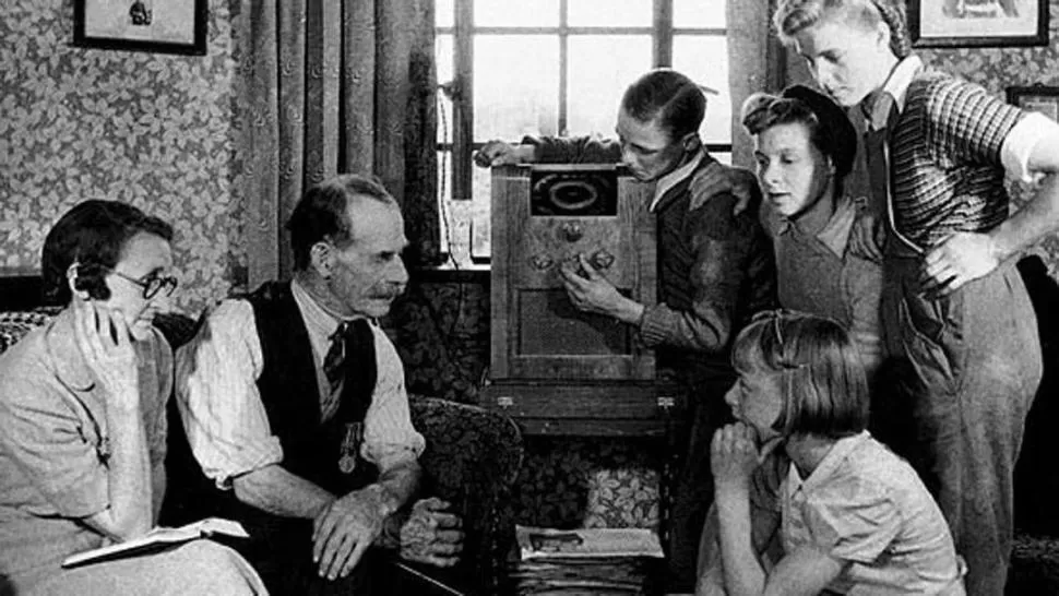 EL CENTRO DE LA FAMILIA. La radio reunía a todos los habitantes de una casa en horarios determinados. 