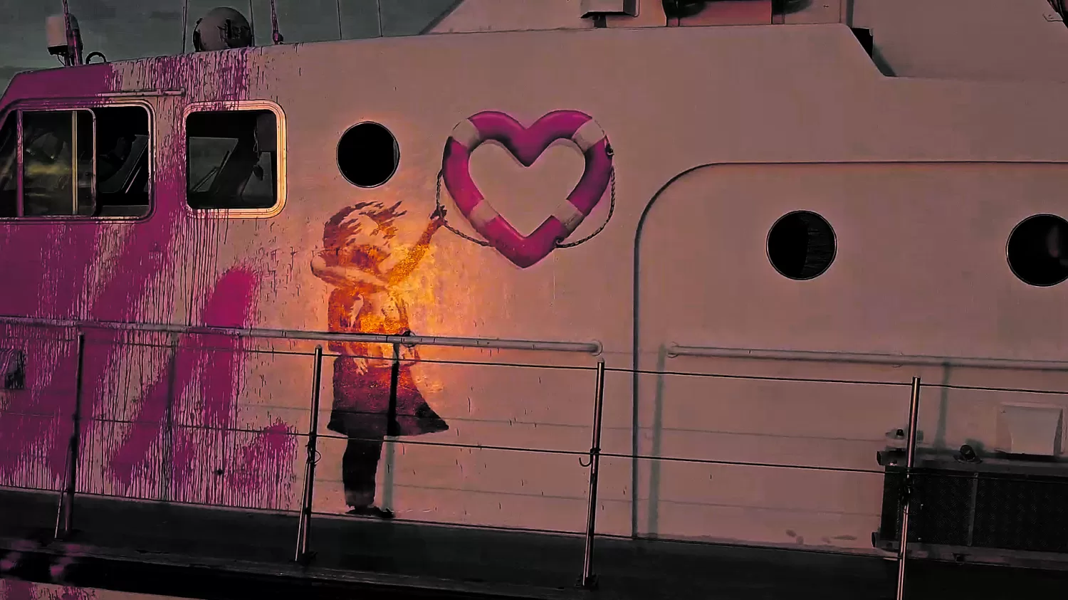 El grafitero Bansky financia una embarcación que rescata migrantes en el Mediterráneo