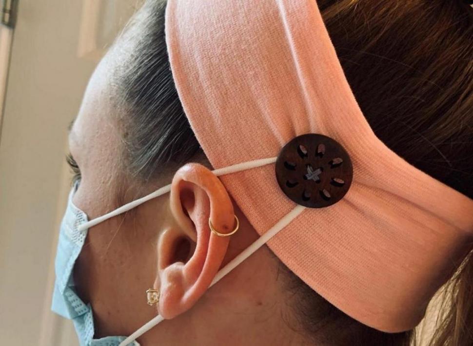 VINCHAS. Pueden ser tejidas o estampadas. En los extremos tienen apliques para aferrar las tiras elásticas del barbijo. 