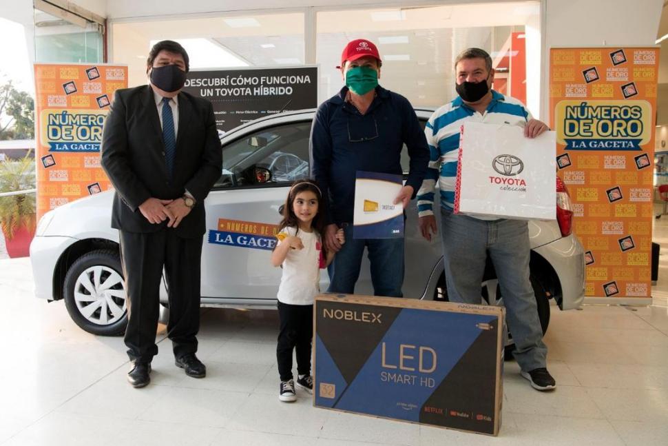 REGALO ADICIONAL. Antonio Danna recibe el Smart TV que le obsequió el banco Santiago del Estero.