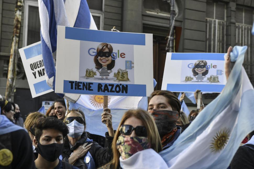 CONSIGNAS. Los grupos opositores dedicaron sus carteles a la vicepresidenta, Cristina Fernández, por su demanda contra Google.