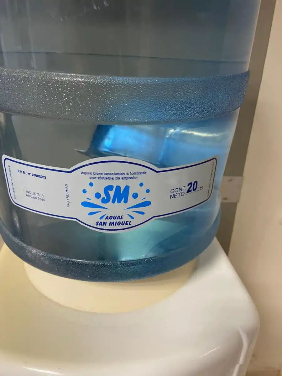 Advierten sobre la venta de bidones de agua falsificados: ¿cómo reconocerlos?