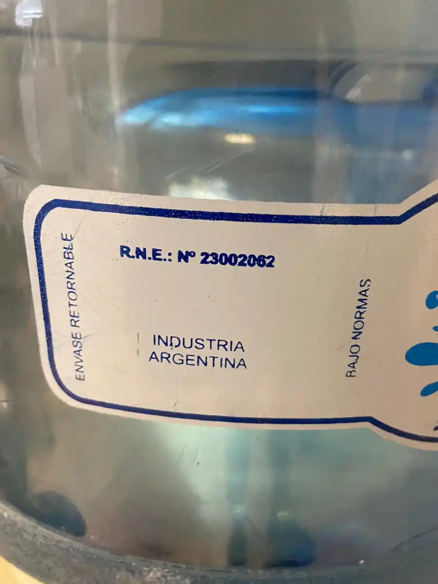 Advierten sobre la venta de bidones de agua falsificados: ¿cómo reconocerlos?