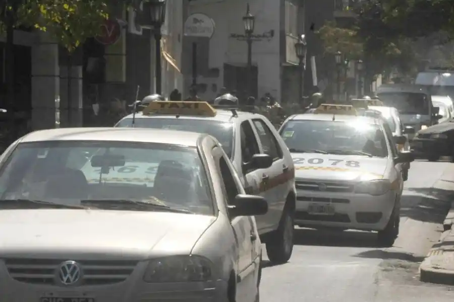 EMBOTELLAMIENTOS. Muchos empleados coordinaron con compañeros y vecinos para compartir un auto y poder llegar al trabajo. TWITTER @POTucuman