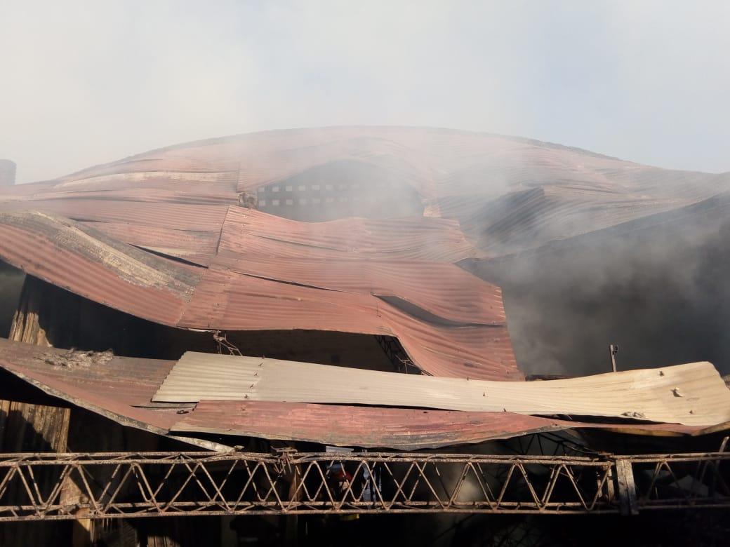 Los bomberos trabajaron más de 12 horas para combatir un incendio en la capital