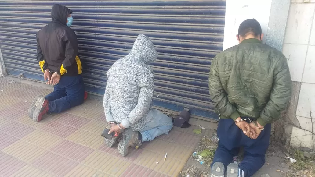 ARRESTADOS. Los tres jóvenes interceptados por la Policía. Foto: Ministerio de Seguridad