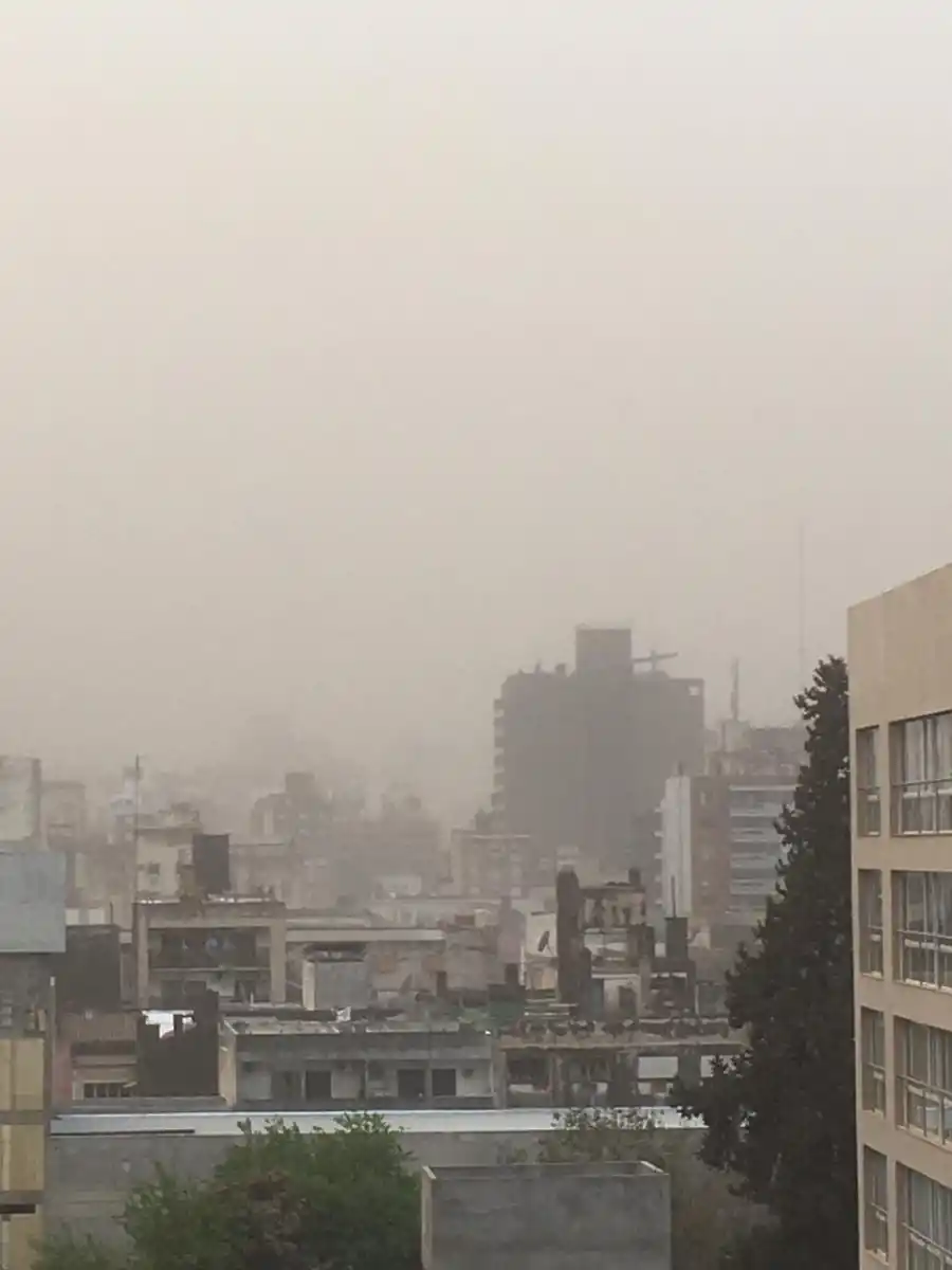 NUBLADO Y CON TIERRA. Así se ve el cielo en San Miguel de Tucumán a las 18. Foto: LA GACETA / Inés Quinteros Orio