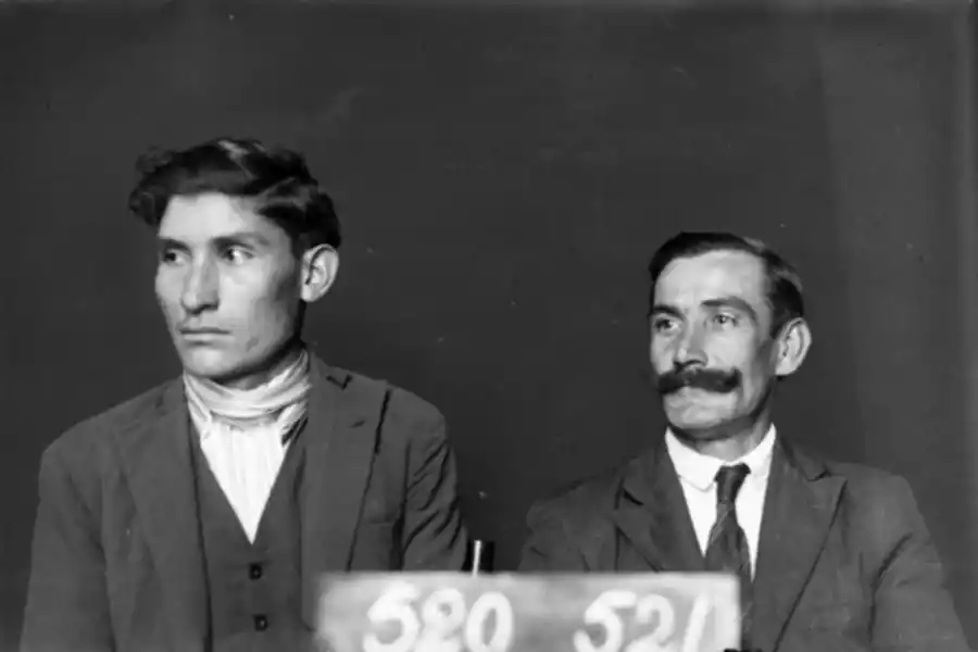 FOTOS CARNET. Empleados de talleres registrados en un negativo al gelatinobromuro sobre placa de vidrio.