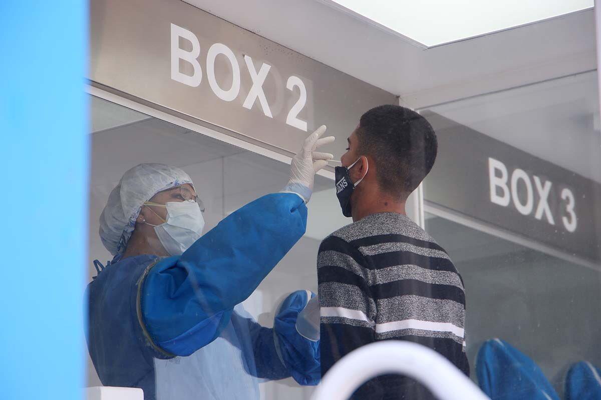 HISOPADO. Un vecino de San Cayetano es sometido a la extracción de muestras en el operativo contra el coronavirus. Foto: Prensa Siprosa