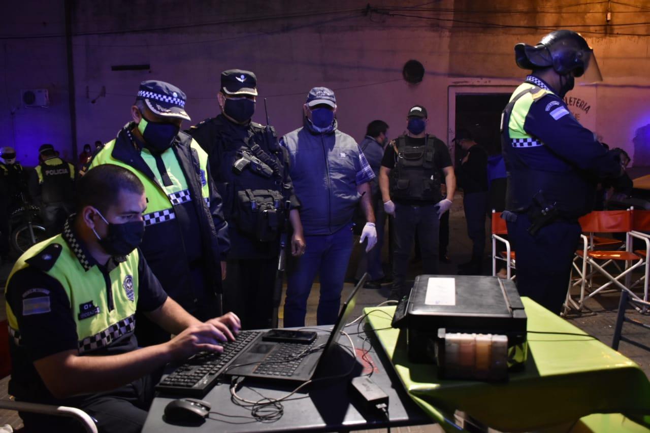 OPERATIVO. Policías redactan el acta por el procedimiento en el bar bandeño. Foto Prensa BRS