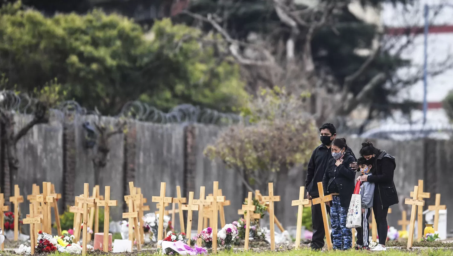 DESPEDIDA. En el cementerio porteño de Flores, una familia despide a un ser querido fallecido en la pandemia.