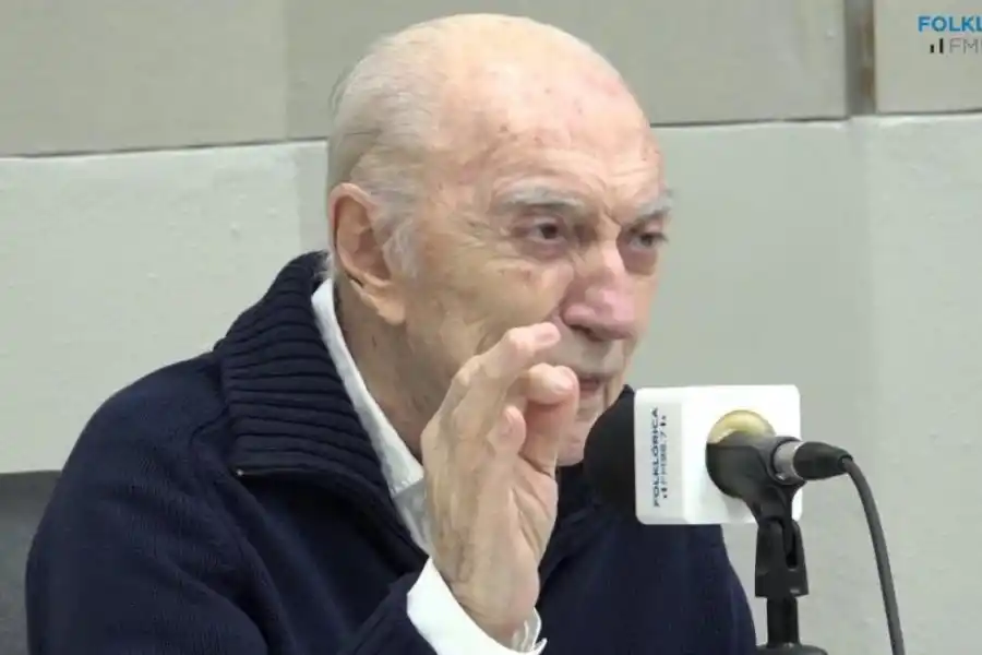 NO LE PASAN LOS AÑOS. La radio argentina cumple un siglo de vigencia llevando información y entretenimiento a todos los rincones del país. 