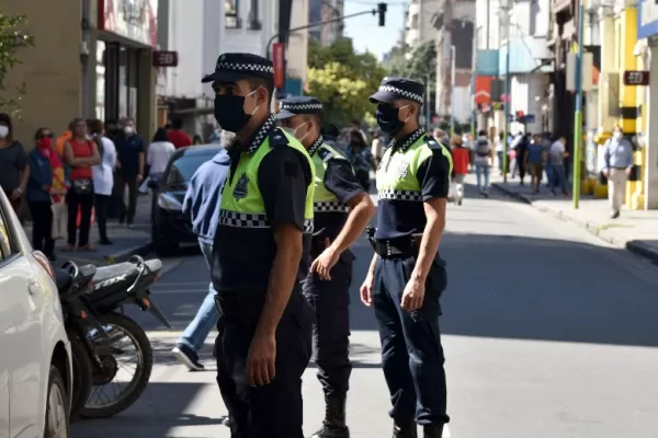 Denuncian que ladrones se hacen pasar por vendedores de bolsas o basureros para robar
