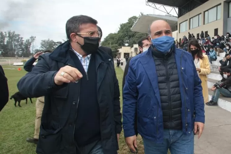 EN RECORRIDO. Cisneros, junto a Manzur en una visita por el Hipódromo, en mayo. Foto Twitter @Cisneros_Tuc