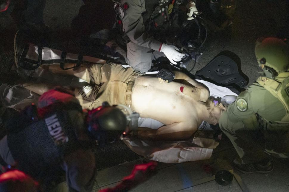 CAOS. La Policía tuvo que remover barricadas en las calles de Portland. 