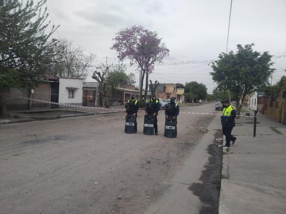 CON CUSTODIA. Los policías vigilaron para evitar incidentes.