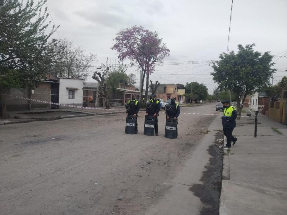 CON CUSTODIA. Los policías vigilaron para evitar incidentes.  