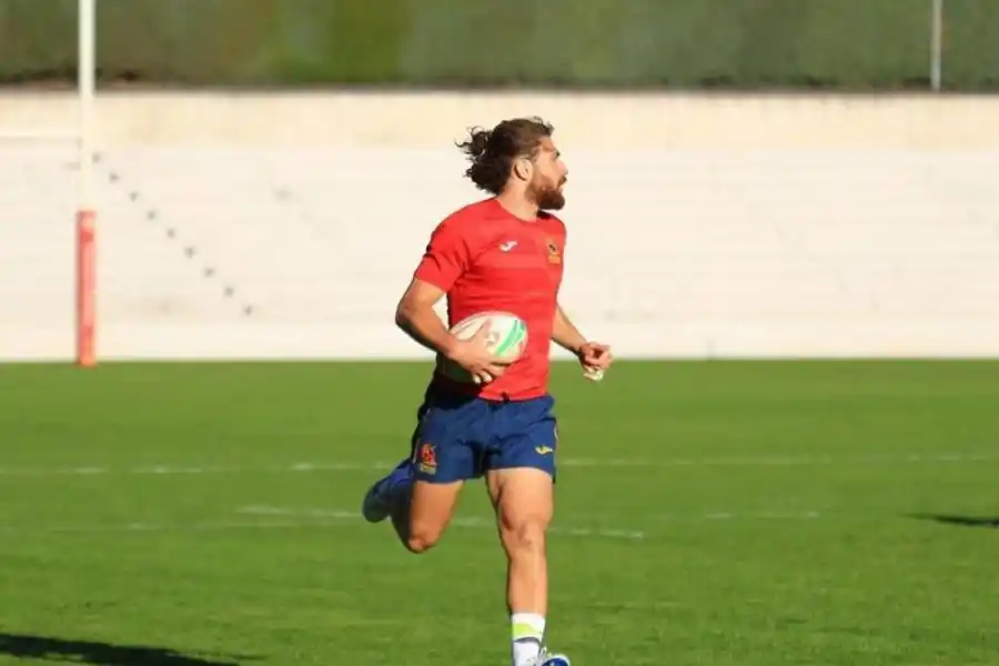  “ROJO” POR SIEMPRE. Iñaki Mateu es tucumano y jugó en las infantiles de Los Tarcos. A los ocho años se fue a España con su familia, y desde entonces ha jugado en varios seleccionados y clubes. Actualmente, tiene contrato con la Federación Española.