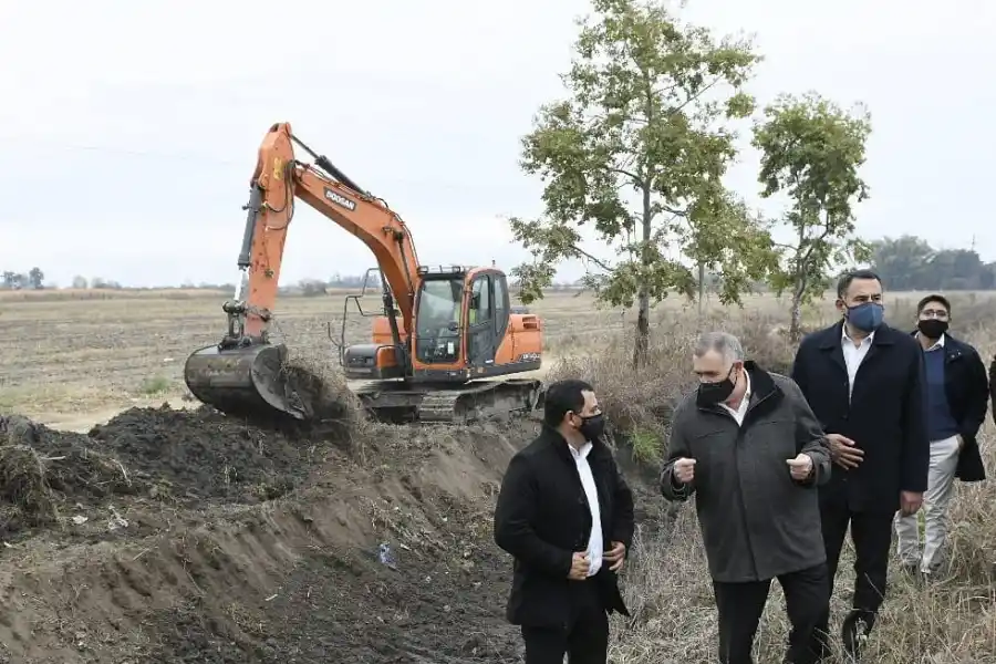 EN SIMOCA. El vicegobernador Jaldo, junto al intendente Herrara y otros dirigentes oficialistas. Foto: Prensa HLT