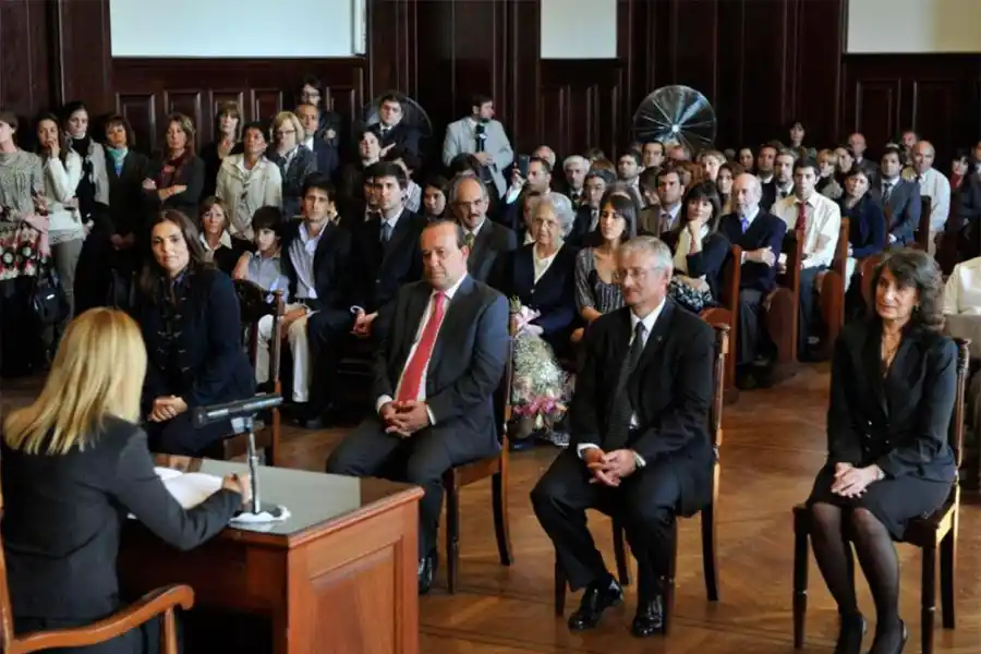 JURAMENTO. Amenábar, en una foto junto a Ricardo Molina (fallecido), Benjamín Moisá y Laura David, todos camaristas civiles.