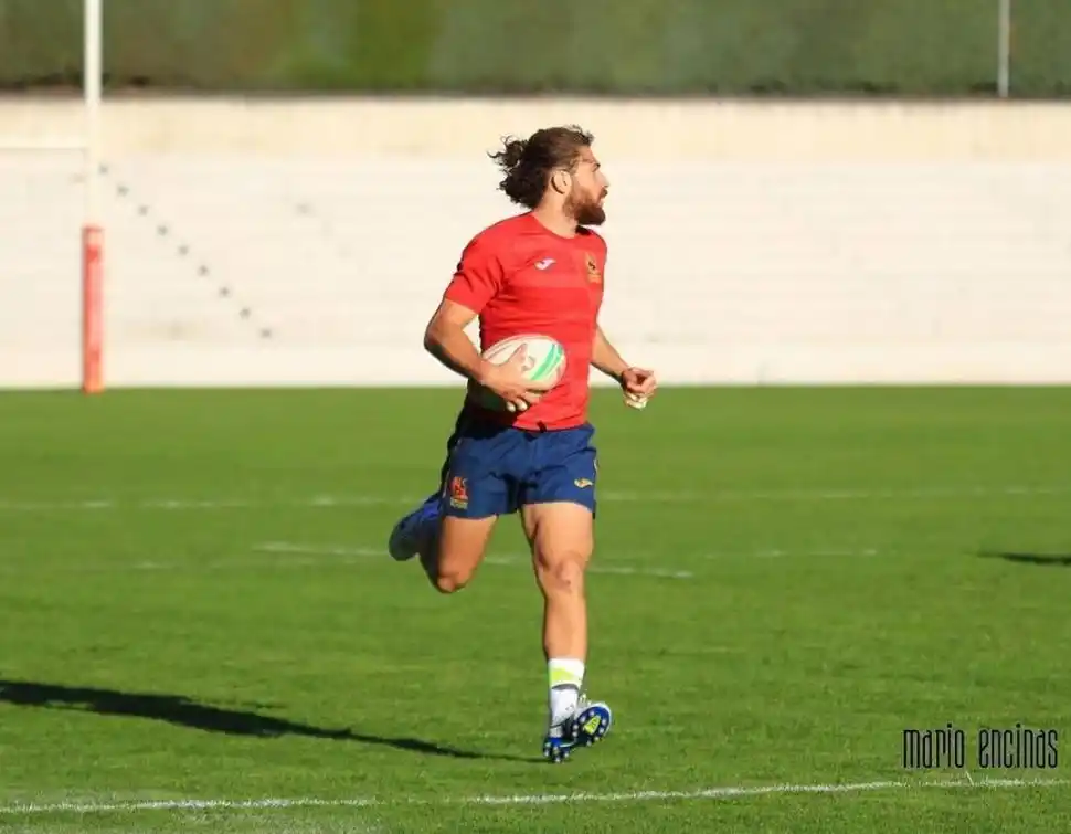  “ROJO” POR SIEMPRE. Iñaki Mateu es tucumano y jugó en las infantiles de Los Tarcos. A los ocho años se fue a España con su familia, y desde entonces ha jugado en varios seleccionados y clubes. Actualmente, tiene contrato con la Federación Española.