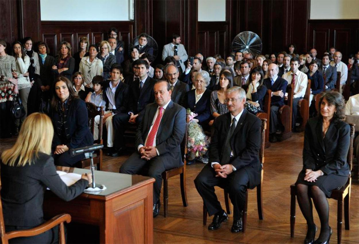 JURAMENTO. Amenábar, en una foto junto a Ricardo Molina (fallecido), Benjamín Moisá y Laura David, todos camaristas civiles.