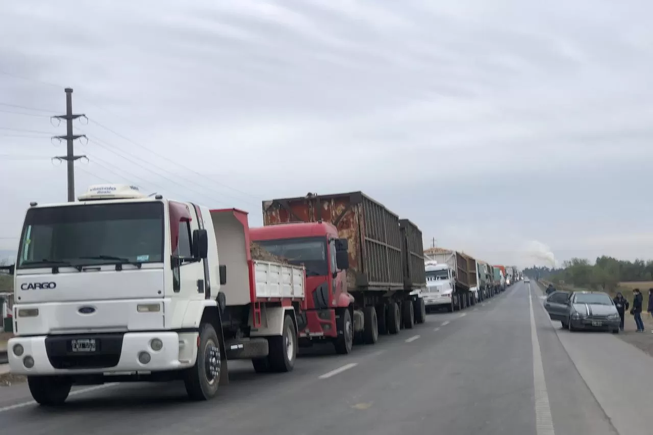 Limoneros cortan rutas del interior: en Alberdi, una camioneta atropelló a un cosechero