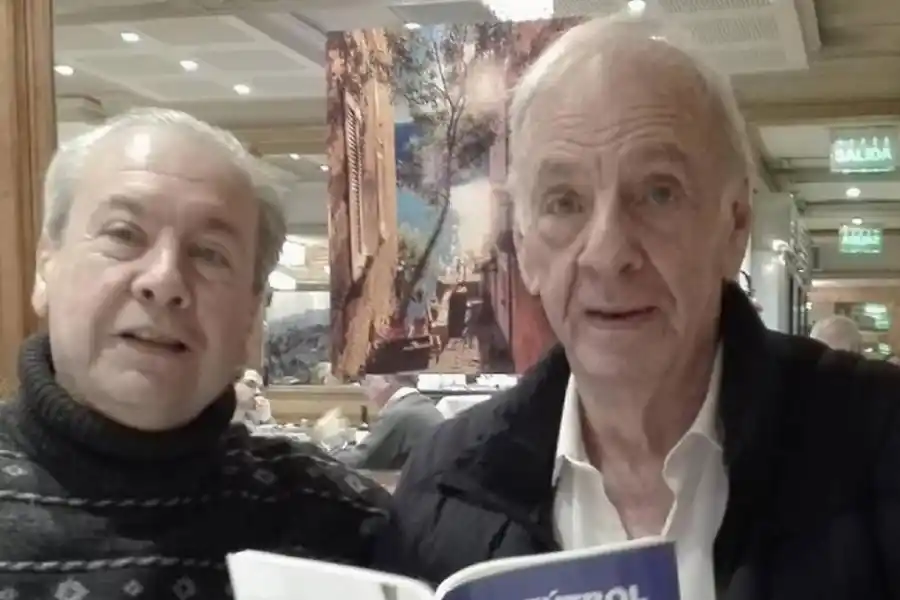 LIBRO. César Luis Menotti tiene un ejemplar del trabajo de Guillermo Blanco. 