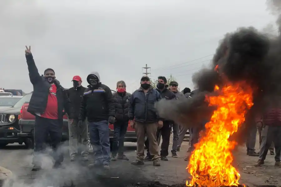 Limoneros cortan rutas del interior: en Alberdi, una camioneta atropelló a un cosechero