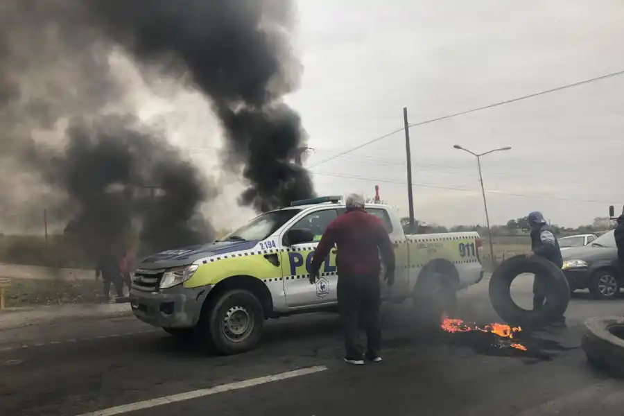 Limoneros cortan rutas del interior: en Alberdi, una camioneta atropelló a un cosechero