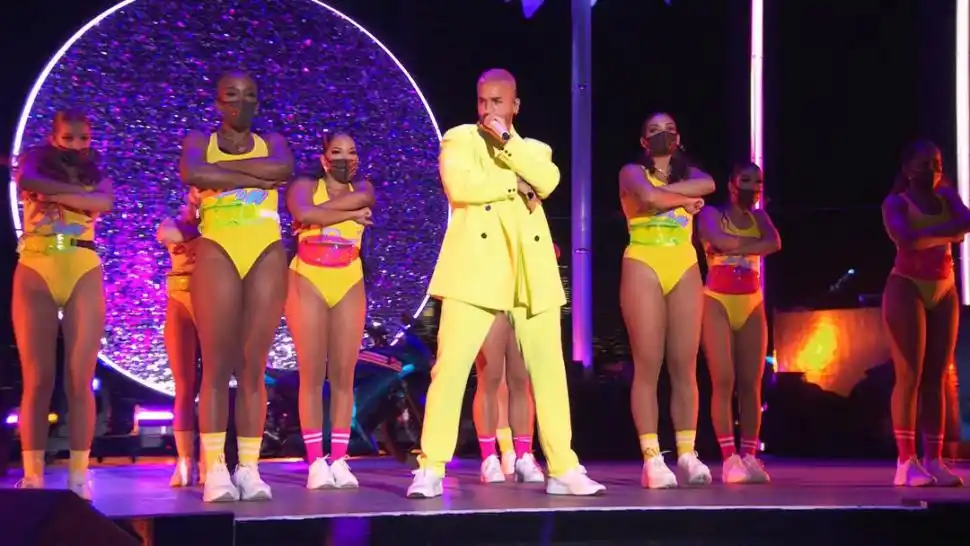 PREMIO LATINO. Maluma, en plena performance de su tema “Hawai”.