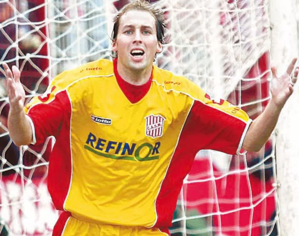 PURA EMOCIÓN. Cortés celebra el gol que le dio a San Martín el ascenso a la B, allá por 2006. 