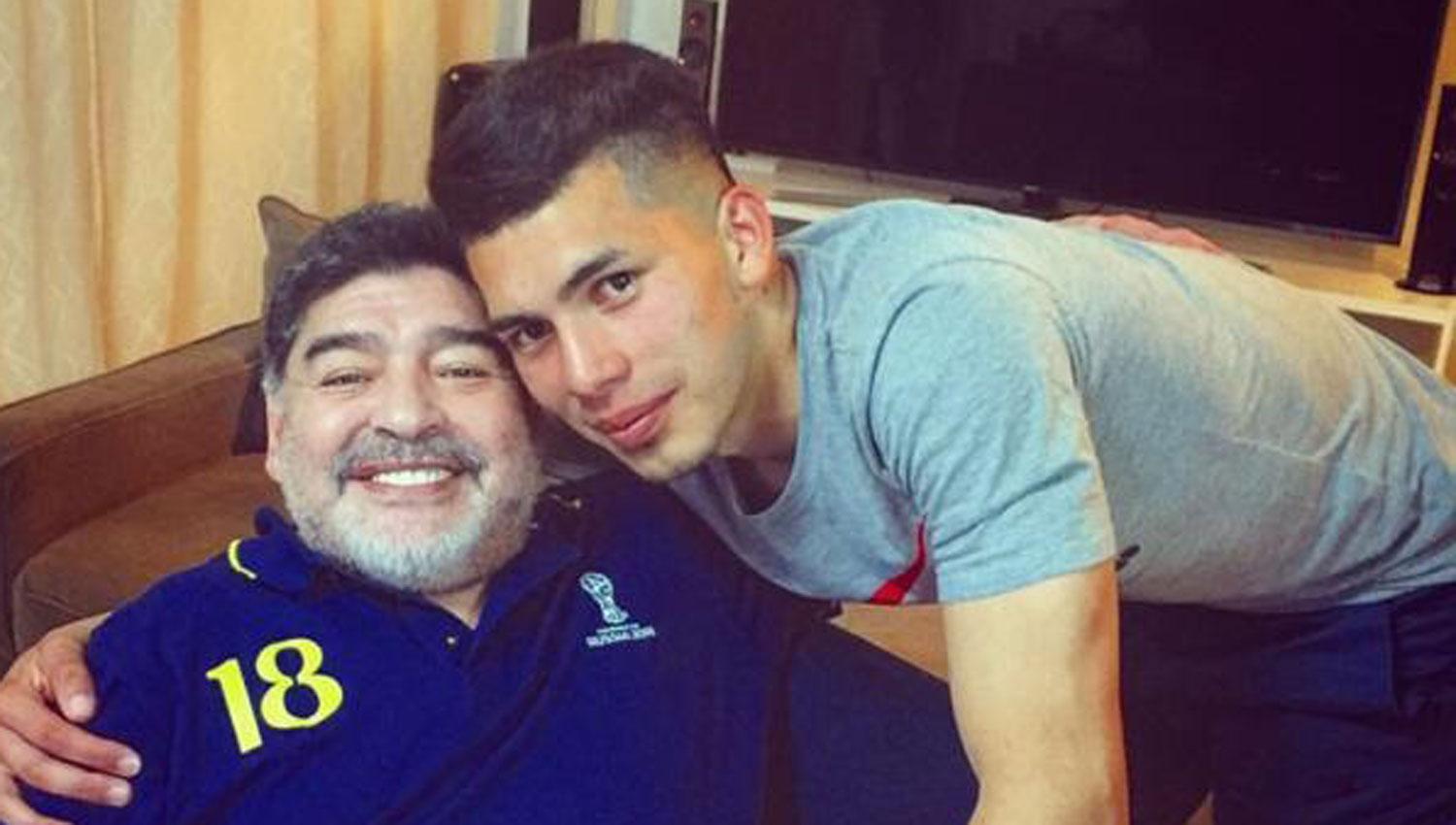 CON EL MÁS GRANDE. Rosales se abraza con Maradona durante su estadía en Buenos Aires, cuando jugó en Argentinos.