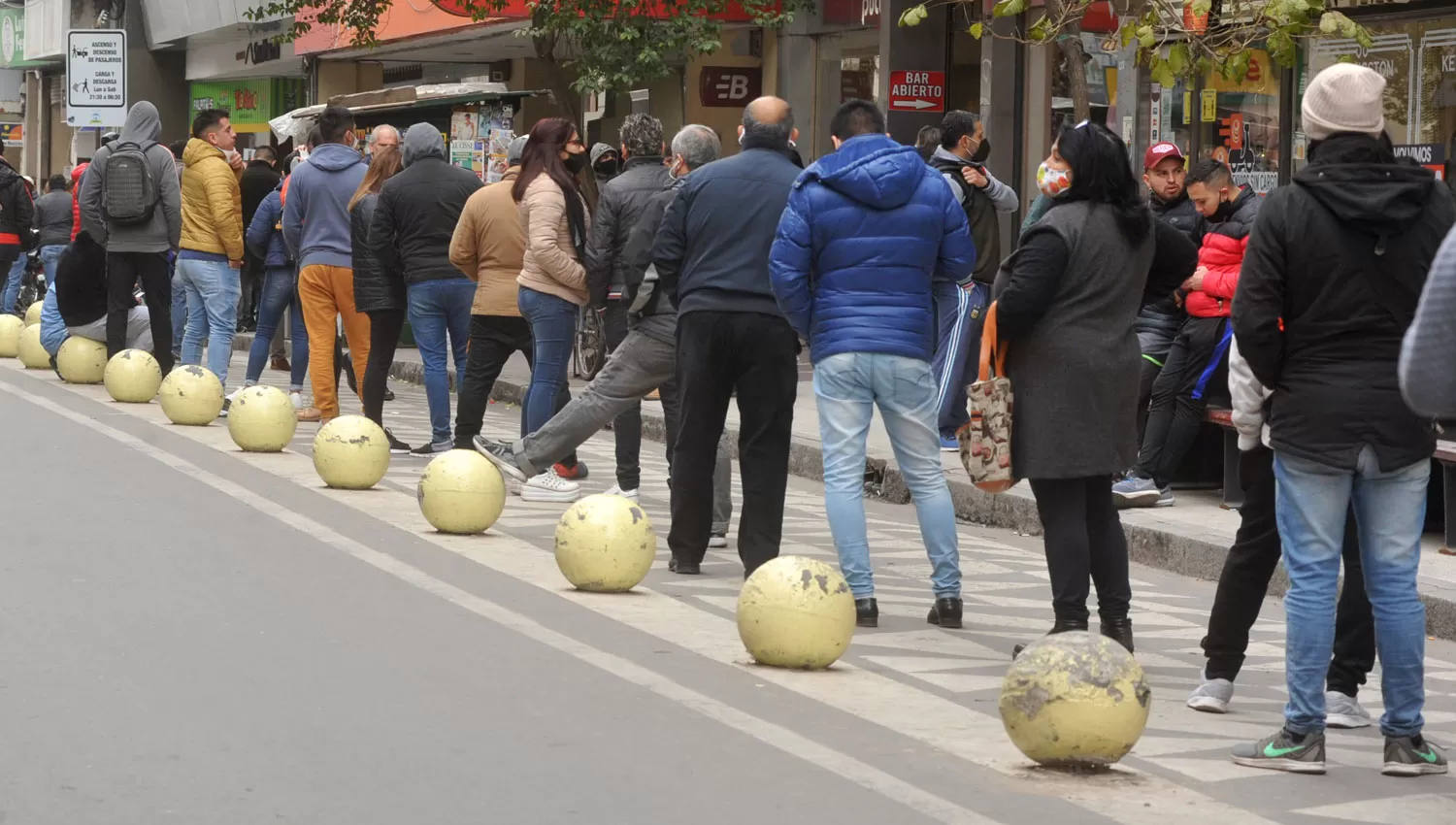 Las filas nuestras de cada día en la zona bancaria.