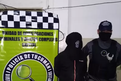 Cometió un robo y lo atraparon cuando huía con un televisor y un cuchillo en la mano