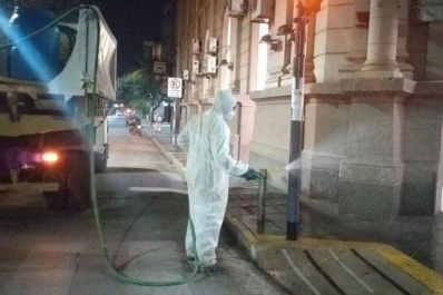 Contra el coronavirus: desinfectan espacios públicos y barrios