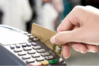 Detienen a un dealer colombiano que recibía tarjetas de crédito