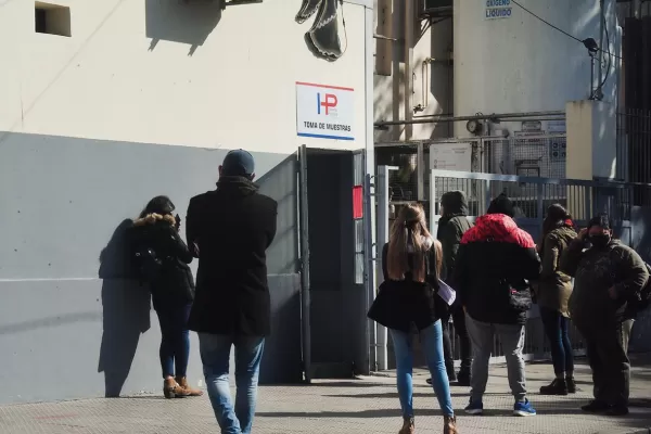 Quejas por las demoras en los turnos de hisopado en el hospital Padilla