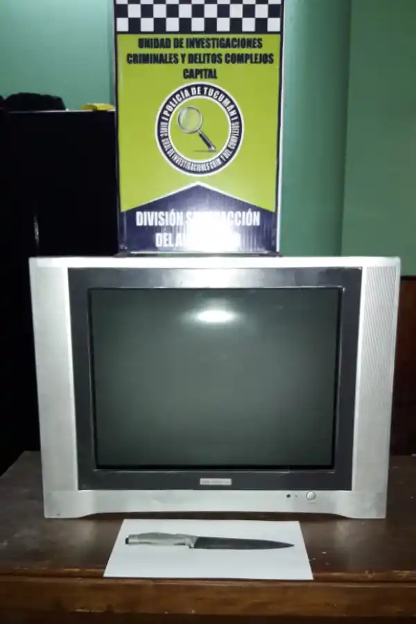 Cometió un robo y lo atraparon cuando huía con un televisor y un cuchillo en la mano