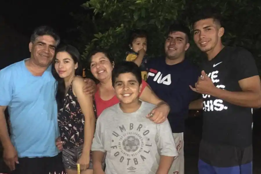 EN SANTIAGO. Rosales con Miguel (papá), Viviana (mamá) y el resto de la familia.  