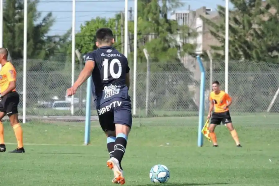 CON LA 10. Rosales patea un tiro libre durante un partido de Reserva con Atlético. 