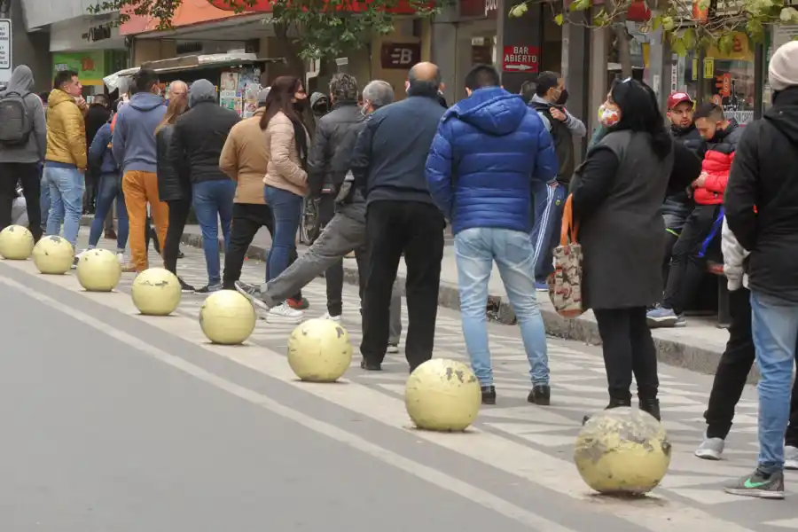 Las filas nuestras de cada día en la zona bancaria.