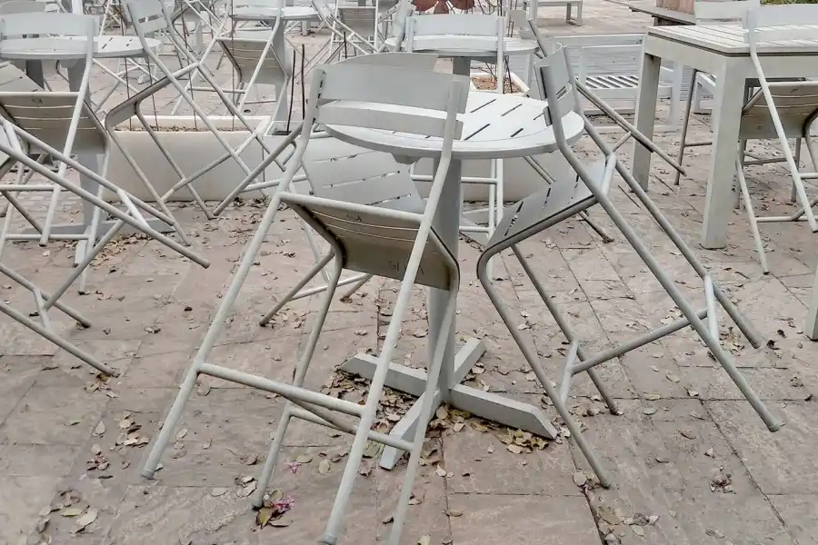 Sillas vacías en el Central Tucumano, en el Abasto.